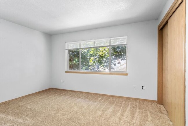 Building Photo - 1st MONTH RENT FREE!! Large 2 bed 1.5bath ...