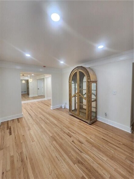 Building Photo - 302 Kelso Dr SW