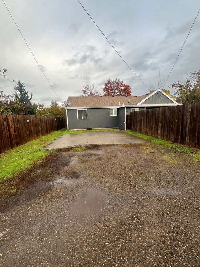 Building Photo - 3-Bedroom 1 1/2 bathroom home in Springfield