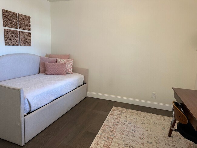 Building Photo - *** Near Domain * Stunning 4 Bedroom House * Fully Furnished * Designer Decorated * High End Luxu...