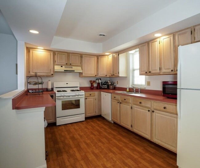 Building Photo - 2BR/2.5BA End Unit Condo | Central York SD | Open Layout | Parking + Patio | Spacious Living!