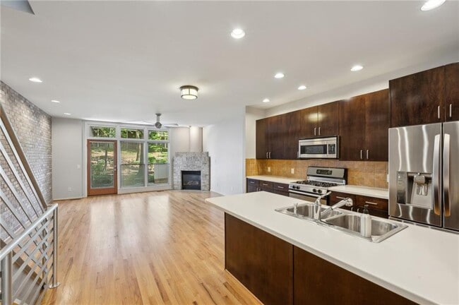 Building Photo - 1294 Fernwood Cir NE
