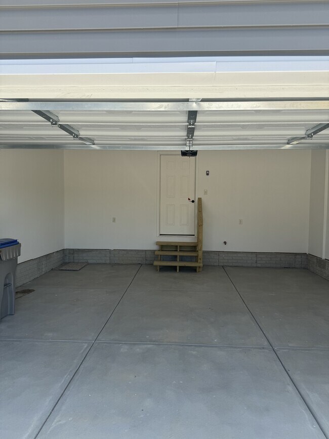 Building Photo - 133 W Olson Ave