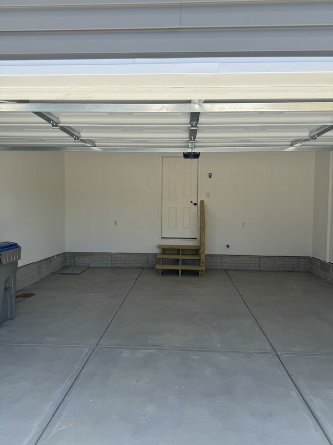 Building Photo - 158 W Olson Ave