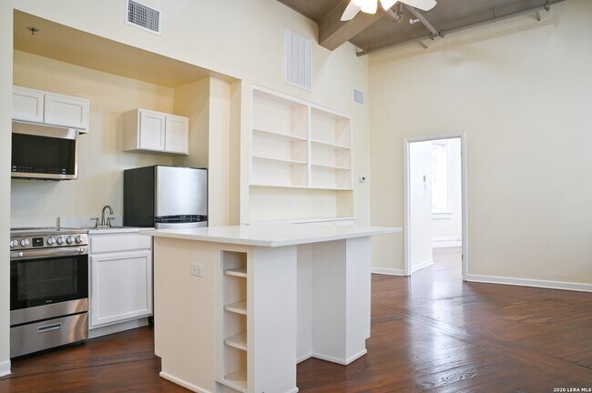 Building Photo - 245 Losoya St