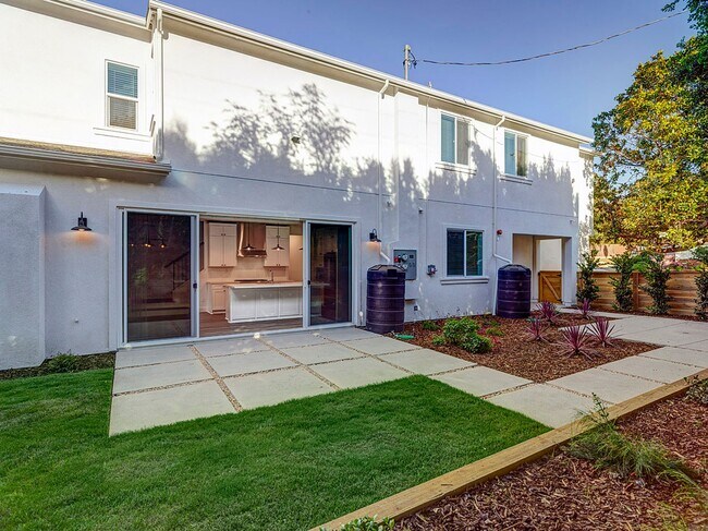 Building Photo - Fantastic 2 story Farm Home 4 bedrooms – 2...