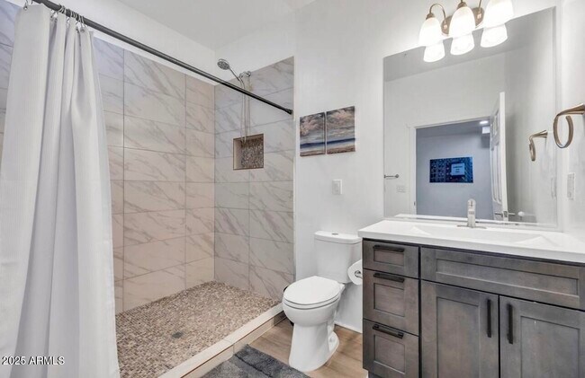 Building Photo - 840 S Farmer Ave