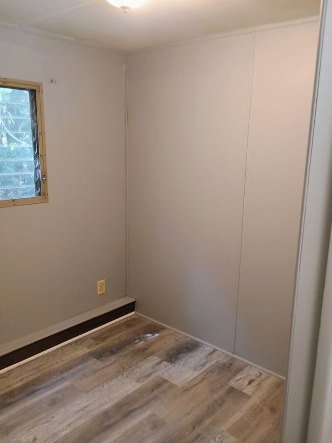 Building Photo - 2 bedroom 1 bathroom with HUGE bonus room