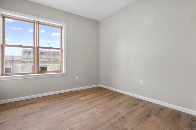 Building Photo - 140 Grand St
