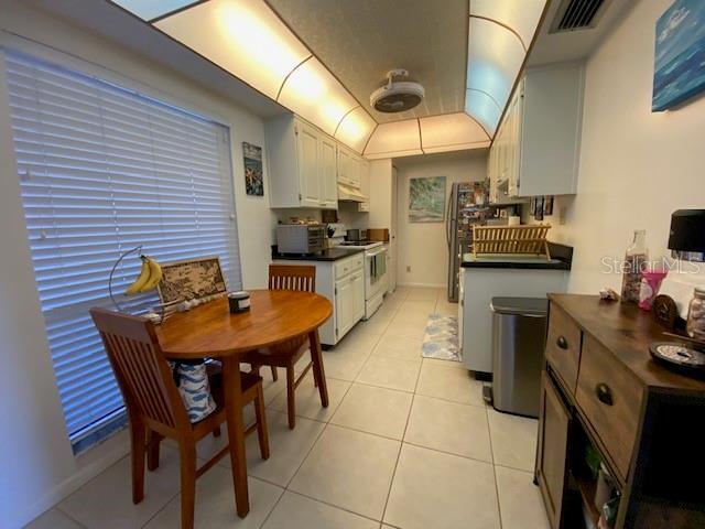 Building Photo - 2700 Cove Cay Dr