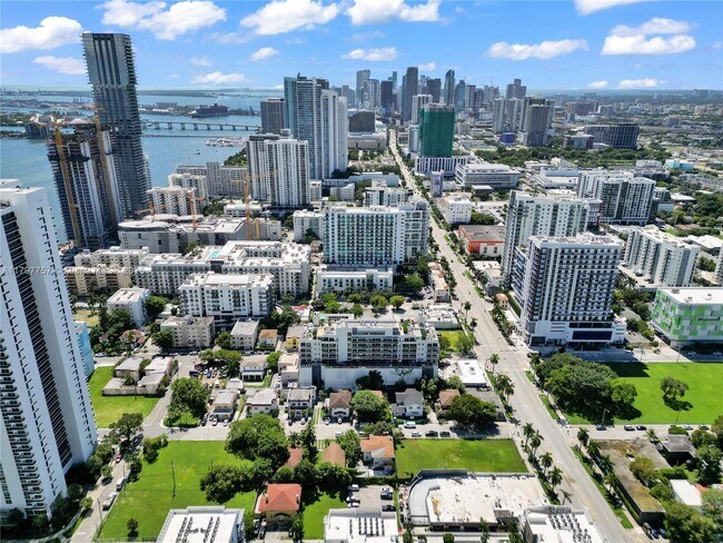 Building Photo - 321 NE 26th St