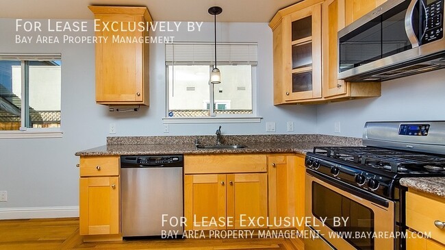 Building Photo - 146 Roosevelt Ave