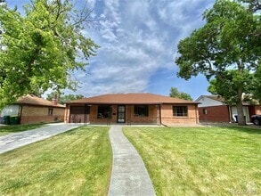 Building Photo - 884 Troy St