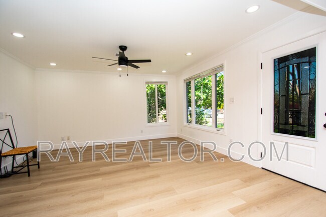 Building Photo - 1099 Bradford Dr