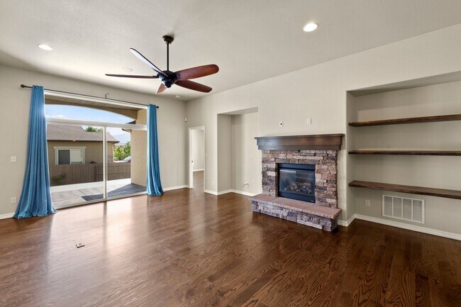 Building Photo - Immaculate & Stunning 4BD Ranch Style in C...