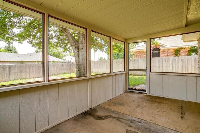 Building Photo - Cozy 3 Bed, 2 Bath Home Minutes Away from ...