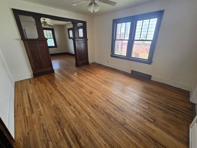 Building Photo - $1200 - 3 Bed 1 Bath Home