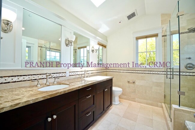 Building Photo - 422 Live Oak Dr