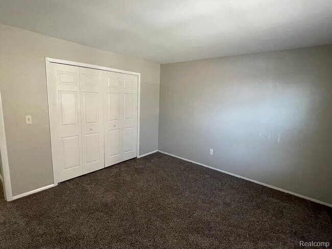 Building Photo - 910 Chestnut Hill Dr