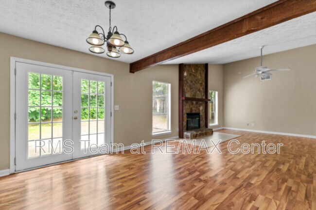 Building Photo - 625 Oxford Hall Dr SW