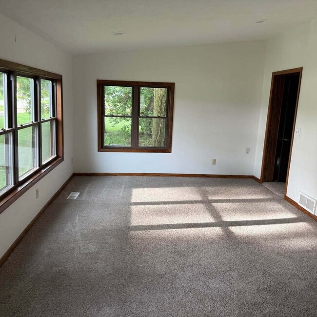 Building Photo - Updated Farmhouse for rent in private sett...