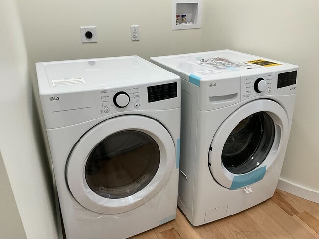 Building Photo - 90 Elm St