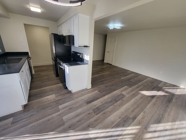 Building Photo - 3324 Woodside Dr