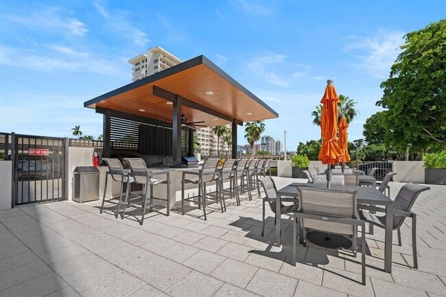 Building Photo - 340 Sunset Dr