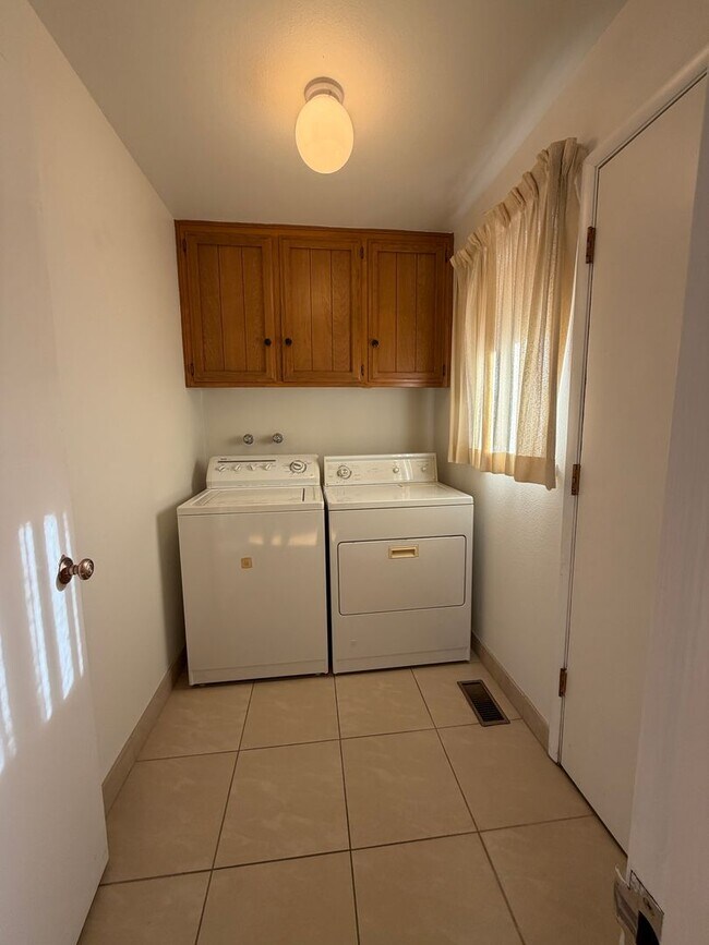 Building Photo - Beautiful home in Southwest Reno's Lake Ridge Shores East!