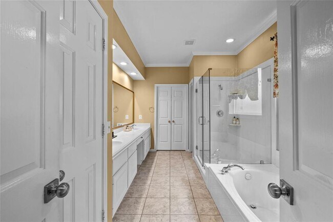 Building Photo - 15806 Virginia Fern Way