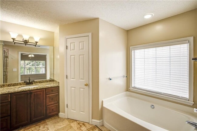 Building Photo - 1060 Lyndhurst Way