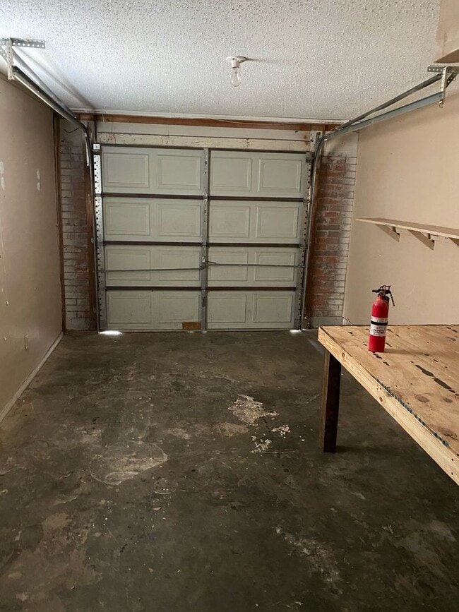 Building Photo - 3 bedroom home in Greenwood!