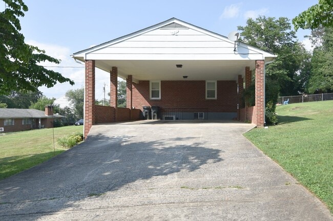 Building Photo - 5 Bedroom || 2 Bathroom - Single Family Ho...