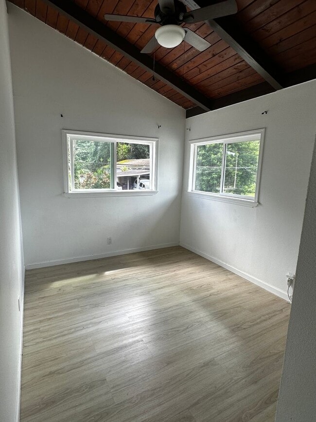 Building Photo - Upstairs 2 bedroom duplex in Kaneohe! 2 parking!