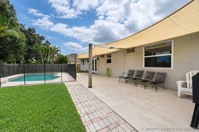 Building Photo - 1755 SW Castinet Ln