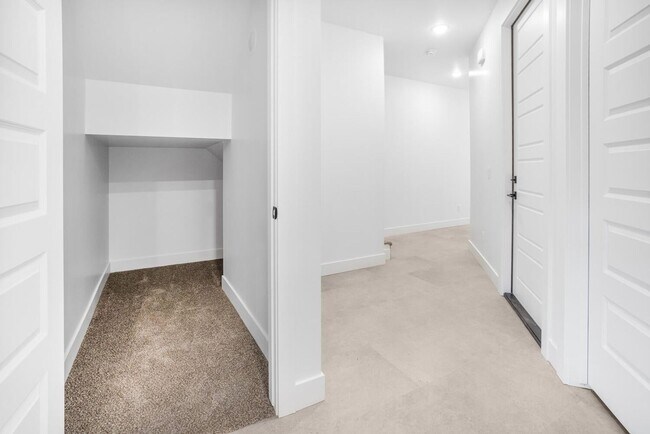 Building Photo - HURRICANE TOWNHOME!! Pet Friendly!