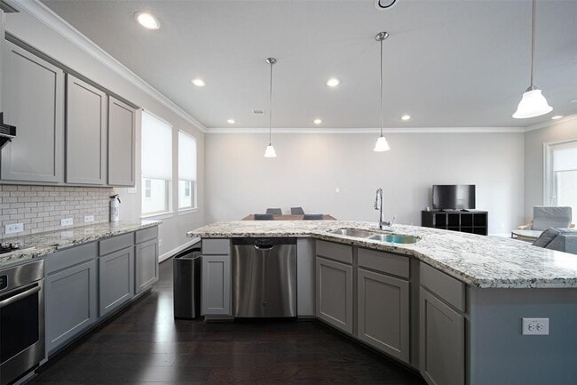 Building Photo - 2011 Royal Landing Dr