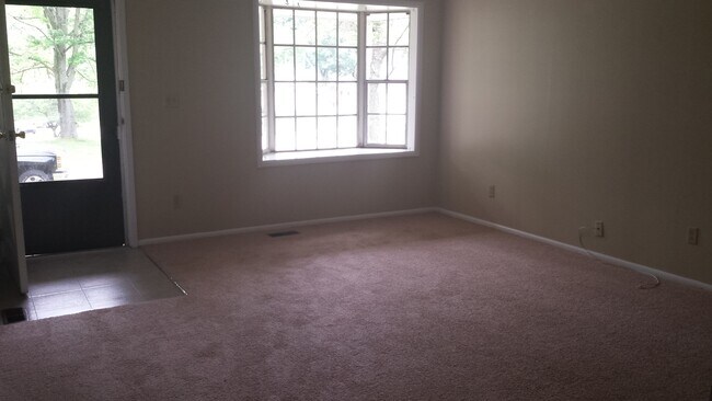 Building Photo - 3301 N Valleyview Dr