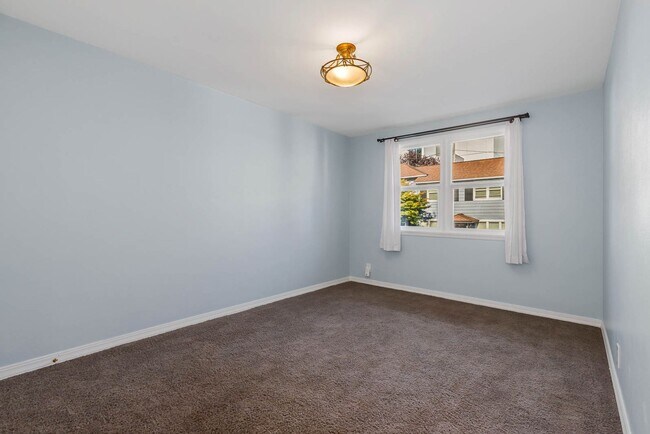 Building Photo - 1602 1/2 15th Ave