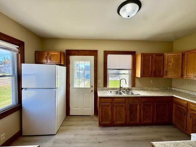 Building Photo - Updated 3BR End-Unit Townhome Across from Stephens Park – Moline