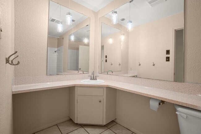 Building Photo - 7302 Sevilla Dr