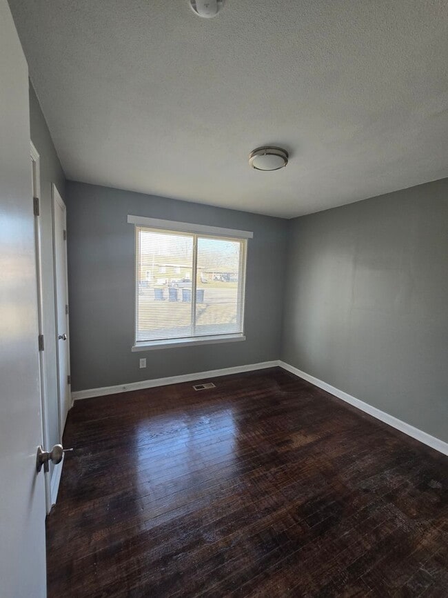 Building Photo - Renovated Duplex ready now