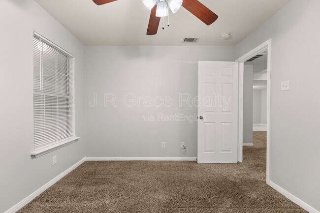 Building Photo - 10217 Hyacinth Ln