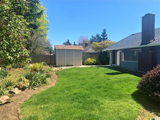 Building Photo - Desirable Cascade Park Location with Many ...