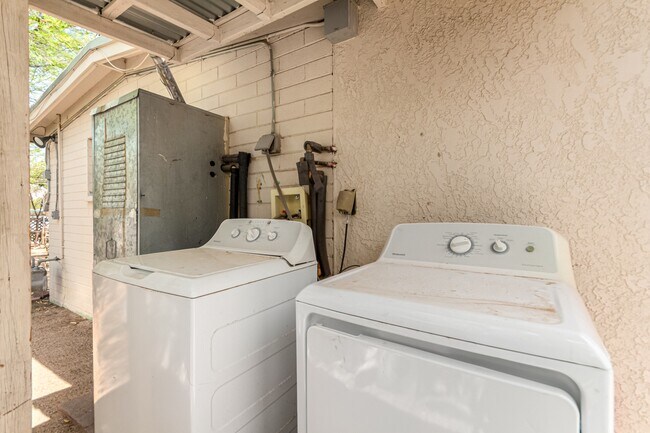 Building Photo - 350 E Kelso St