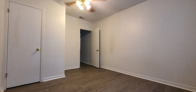 Building Photo - 2922 N Oakes St
