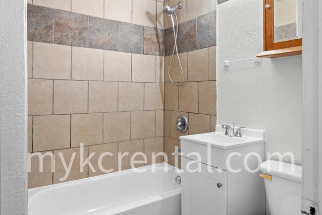 Building Photo - 1129 Hasbrook Ave