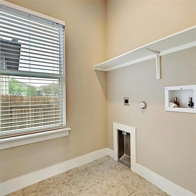 Building Photo - 8300 Brahma Dr