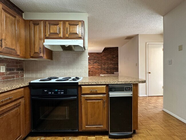 Building Photo - * Move-In Special * * Water Paid ; Washer/...