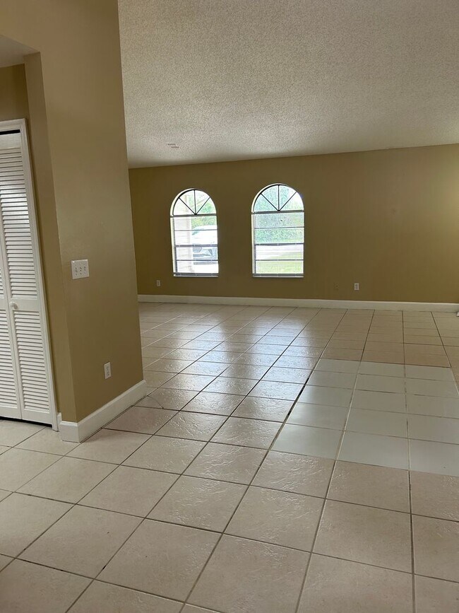Building Photo - JUST LISTED -5 BEDROOM + BONUS ROOM - DELTONA NO PETS ALLOWED